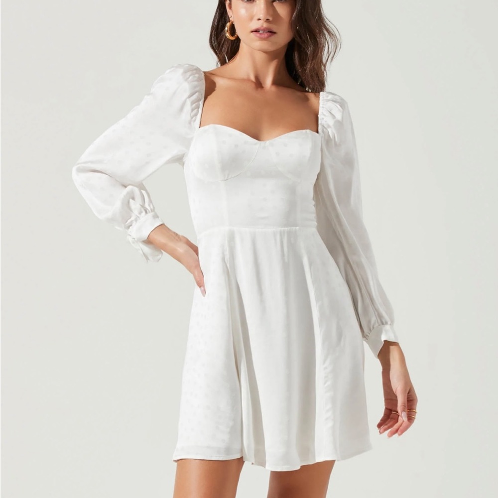 Astr the Label / Polka-Dot Mini-Dress XS / WINDSOR, SWEETHEART NECK, LONG SLEEVE